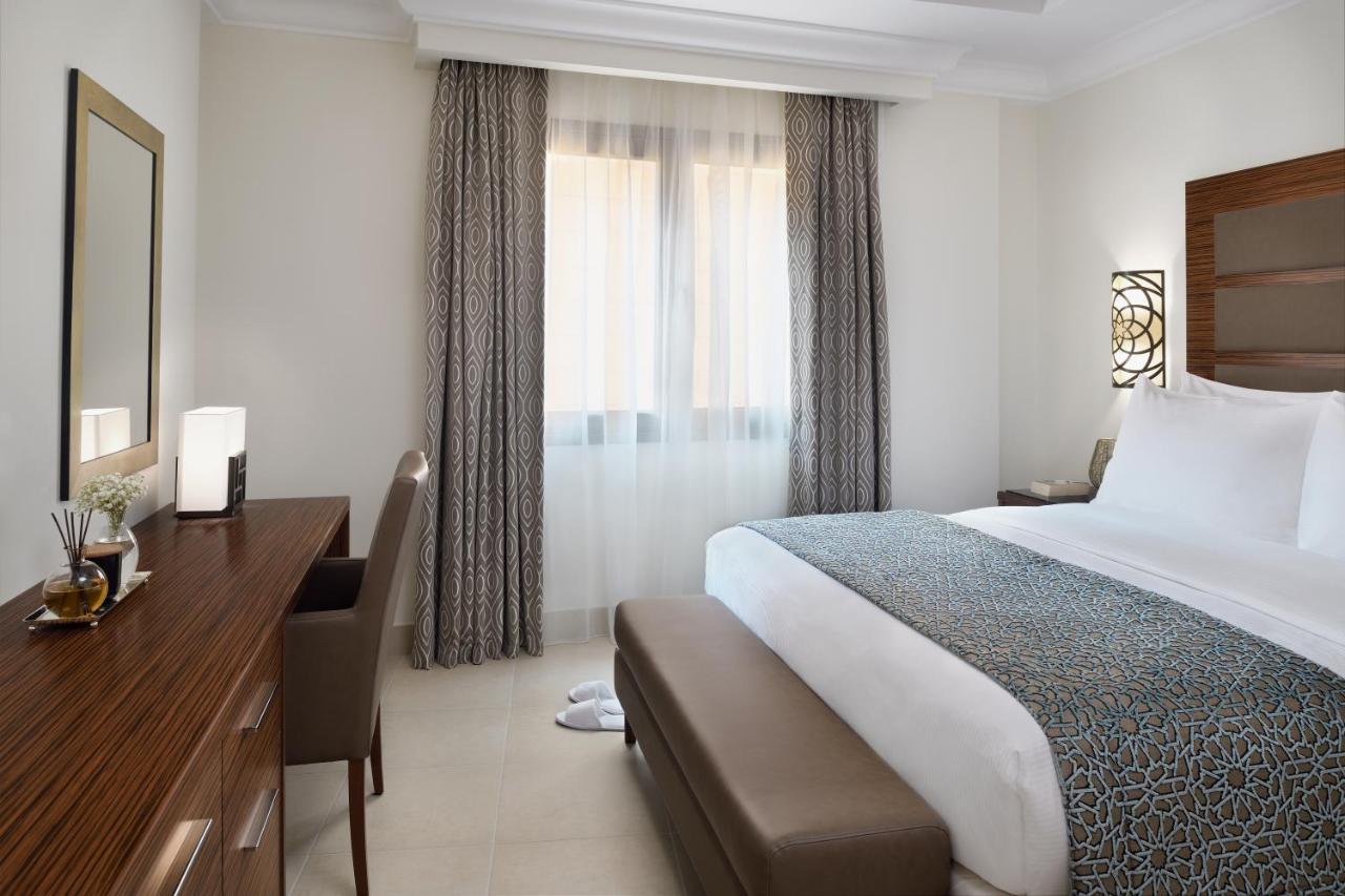 Marriott Executive Apartments Al-Khubar Exteriér fotografie A bedroom at the hotel