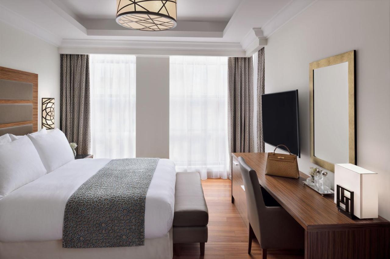 Marriott Executive Apartments Al-Khubar Exteriér fotografie A bedroom at the hotel