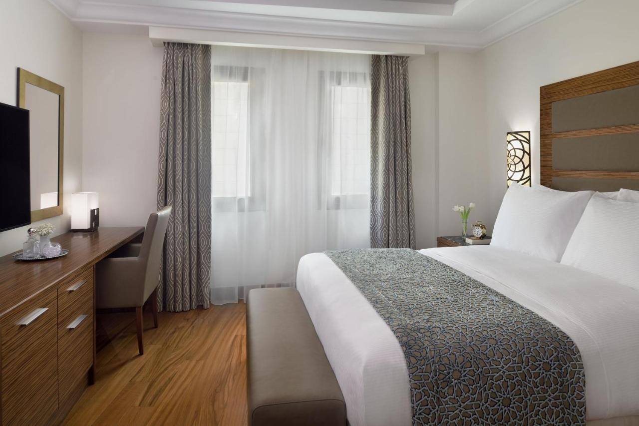 Marriott Executive Apartments Al-Khubar Exteriér fotografie A bedroom at the hotel
