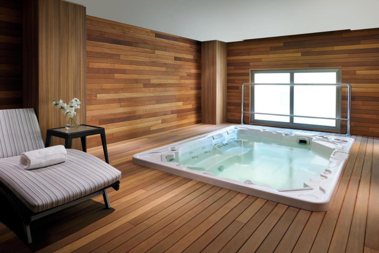 Marriott Executive Apartments Al-Khubar Exteriér fotografie A hot tub