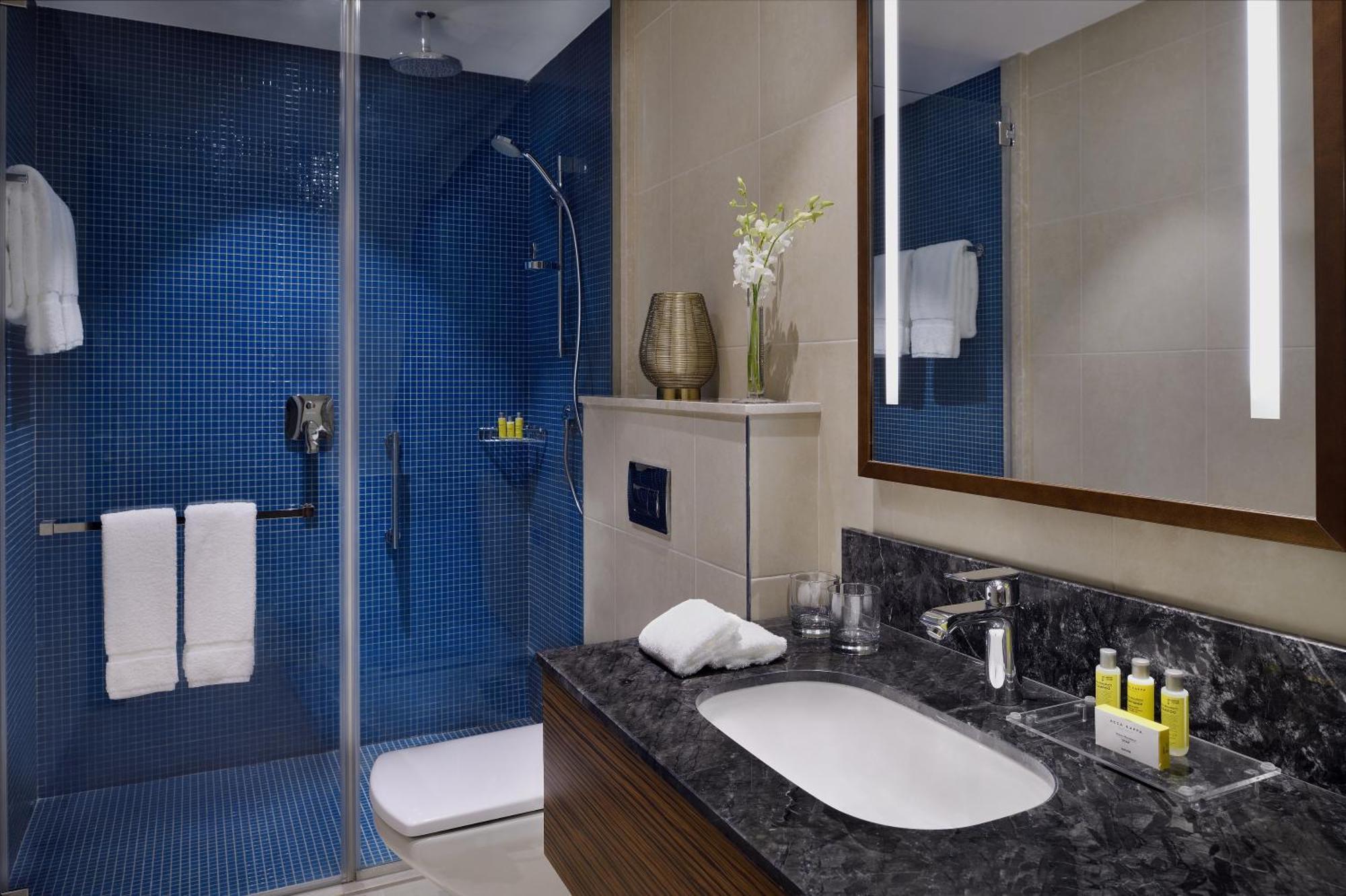 Marriott Executive Apartments Al-Khubar Exteriér fotografie A bathroom in a hotel