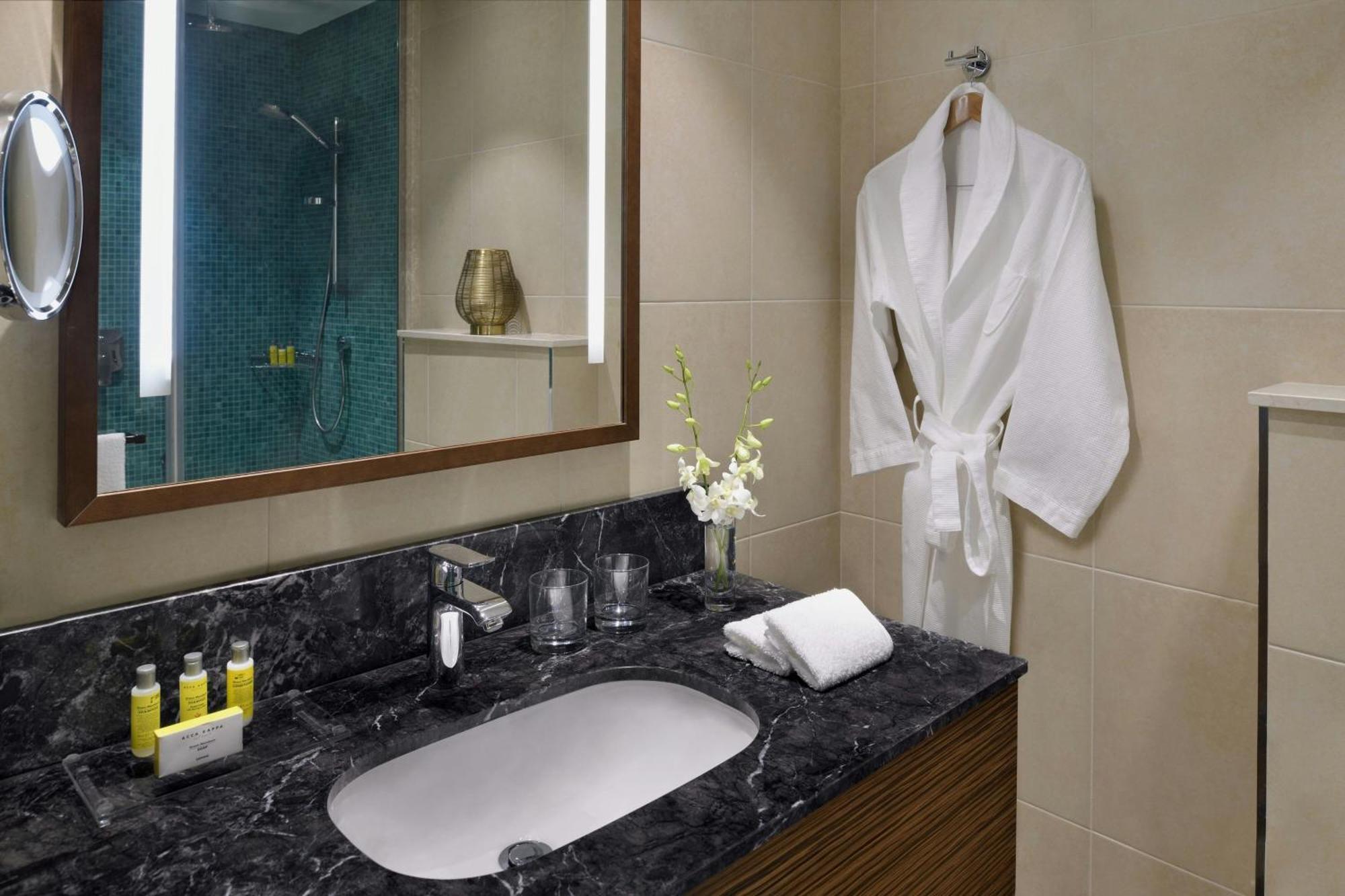 Marriott Executive Apartments Al-Khubar Exteriér fotografie A bathroom in a hotel